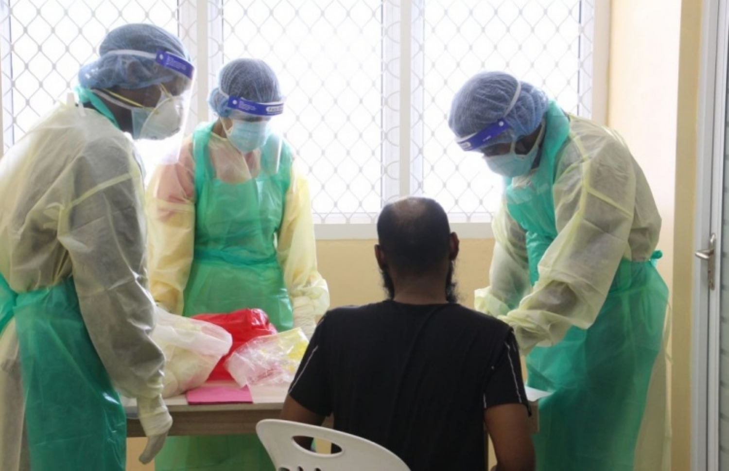 ބަލި ޖެހިފައިވޭތޯ ބަލަން މީހެއްގެ ސާމްޕަލް ނަގަނީ.-