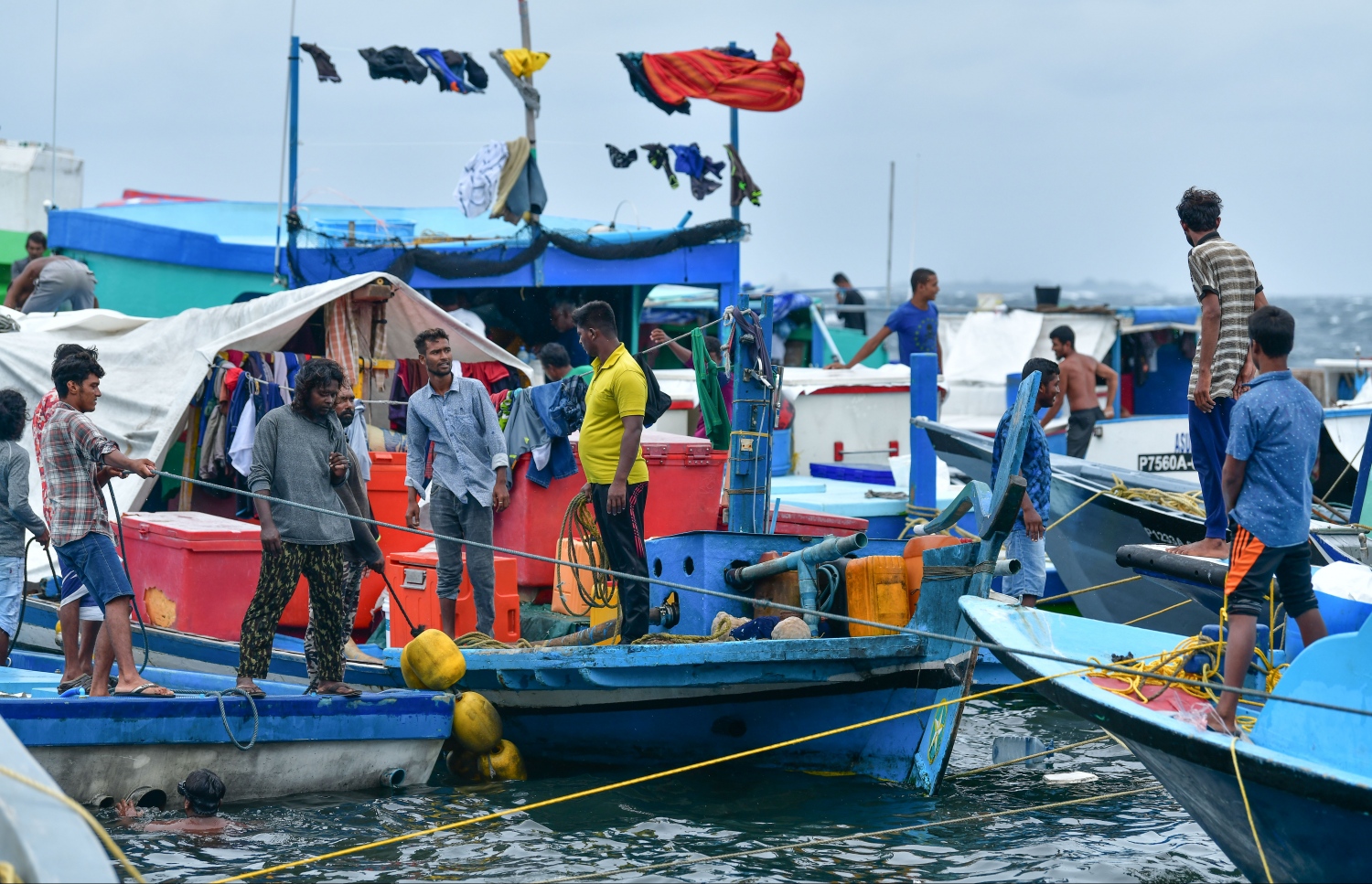 މަސް މާރުކޭޓު ސަރަހައްދުގައި ދޯންޏެއްގައި މަސްވެރިންތަކެއް މަޑުކޮށްލައިގެން: ދޮޅު މަހަށް ފަހު މިއަދު ވަނީ ލޮކްޑައުން އަށް ލުއިތަކެއް ދީފައި.