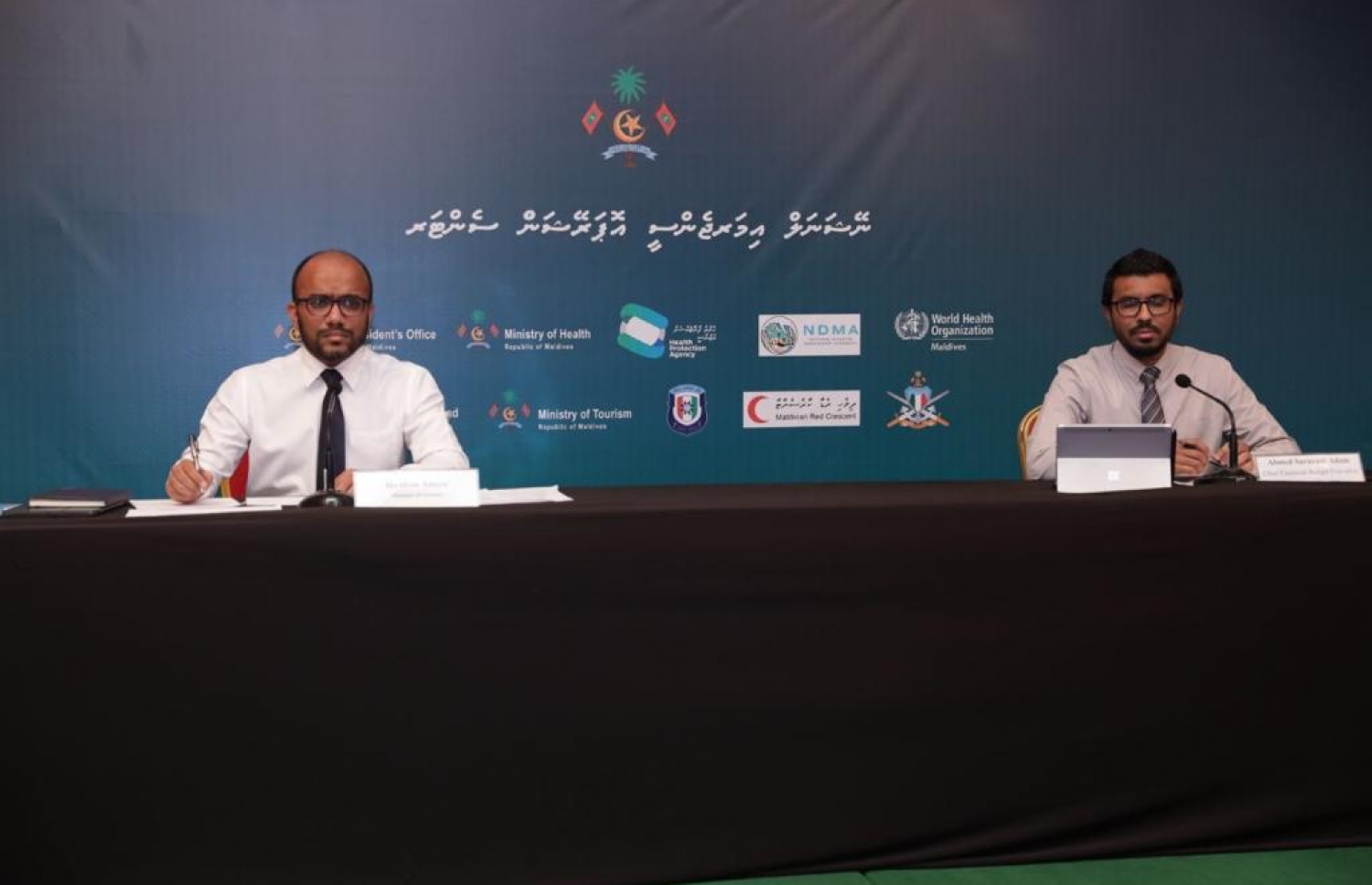 މިއަދު ބޭއްވި މީޑިއާ ބްރީފިންގައި ފިނޭންސް މިނިސްޓަރު އަމީރު (ވ) އެ މިނިސްޓްރީގެ ޗީފް ފައިނޭންޝަލް ބަޖެޓް އެގްޒެކެޓިވް، އަހުމަދު ސަރުވަޝް ބައިވެރިވެވަޑައިގަންނަވަނީ.