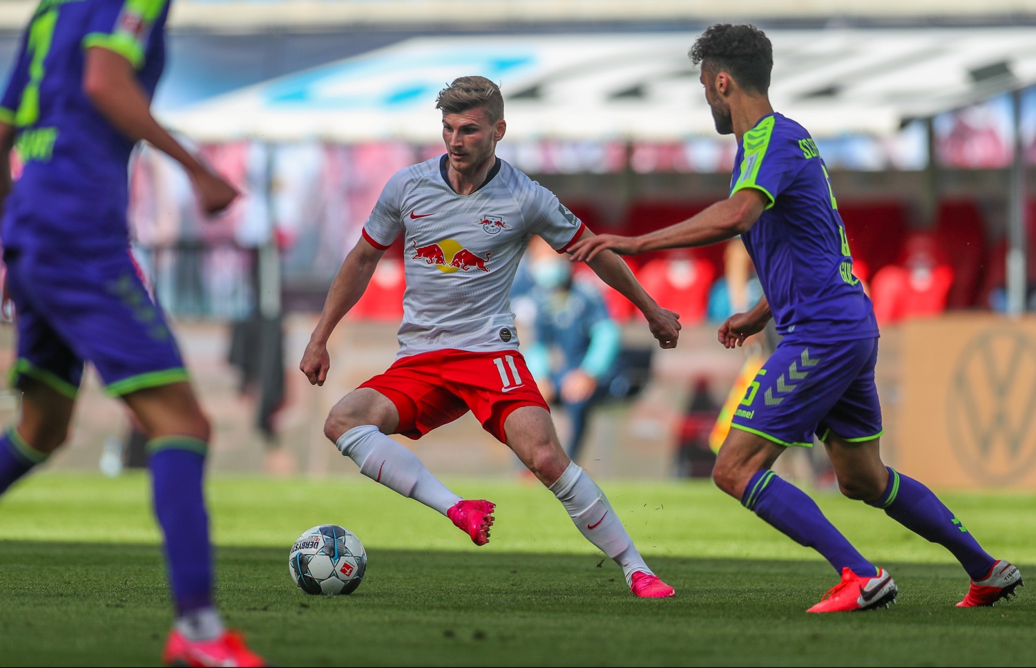 ފްރެއިބާގްގެ ކުޅުންތެރިއަކު ކައިރިން ލައިޕްޒިގުގެ ވާނާ ބޯޅަ ހިފައިގެންދަނީ. -- ފޮޓޯ: އޭއެފްޕީ