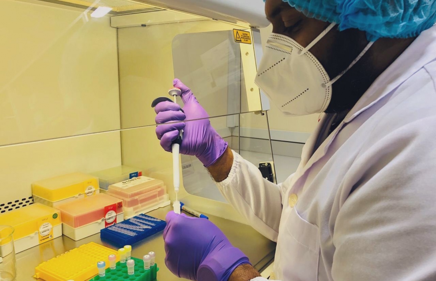 ފުލުހުންގެ ފޮރެންސިކް ސާވިސް ގައި ކޮވިޑް-19 ގެ ޓެސްޓެއް ހަދަނީ.---ފޮޓޯ: ޕޮލިސް