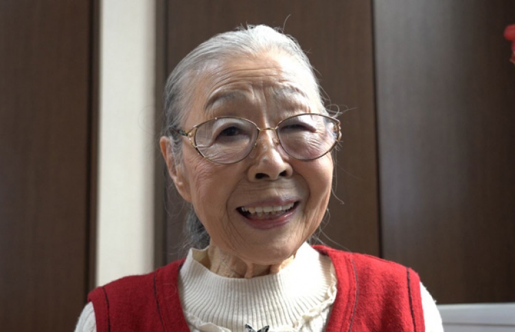 އުމުރުން 90، އަދިވެސް ވީޑިއޯ ގޭމް ކުޅުމުގައި