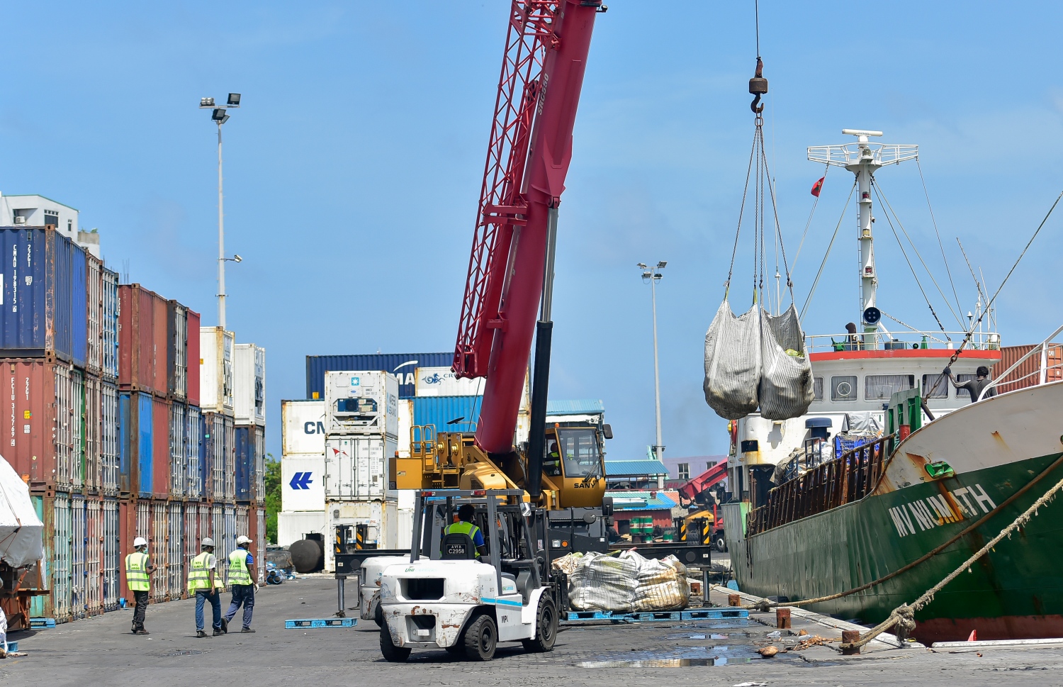 މާލޭ ޕޯޓް ސަރަހައްދުގައި މުދާ ބޭލުމުގެ މަސައްކަތް ކުރަނީ: ޖާގައިގެ ދަތިކަމަށް ހައްލު ގެނައުމަށް އެ ޕޯޓް ގުޅިފަޅަށް ބަދަލު ކުރަން ވަނީ ނިންމައިފައި--