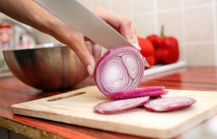 ލޯބިވެރިޔާ ރުޅިވުމުން ގޭ ދޮރުމައްޗަށް 1 ޓަނު ފިޔާ