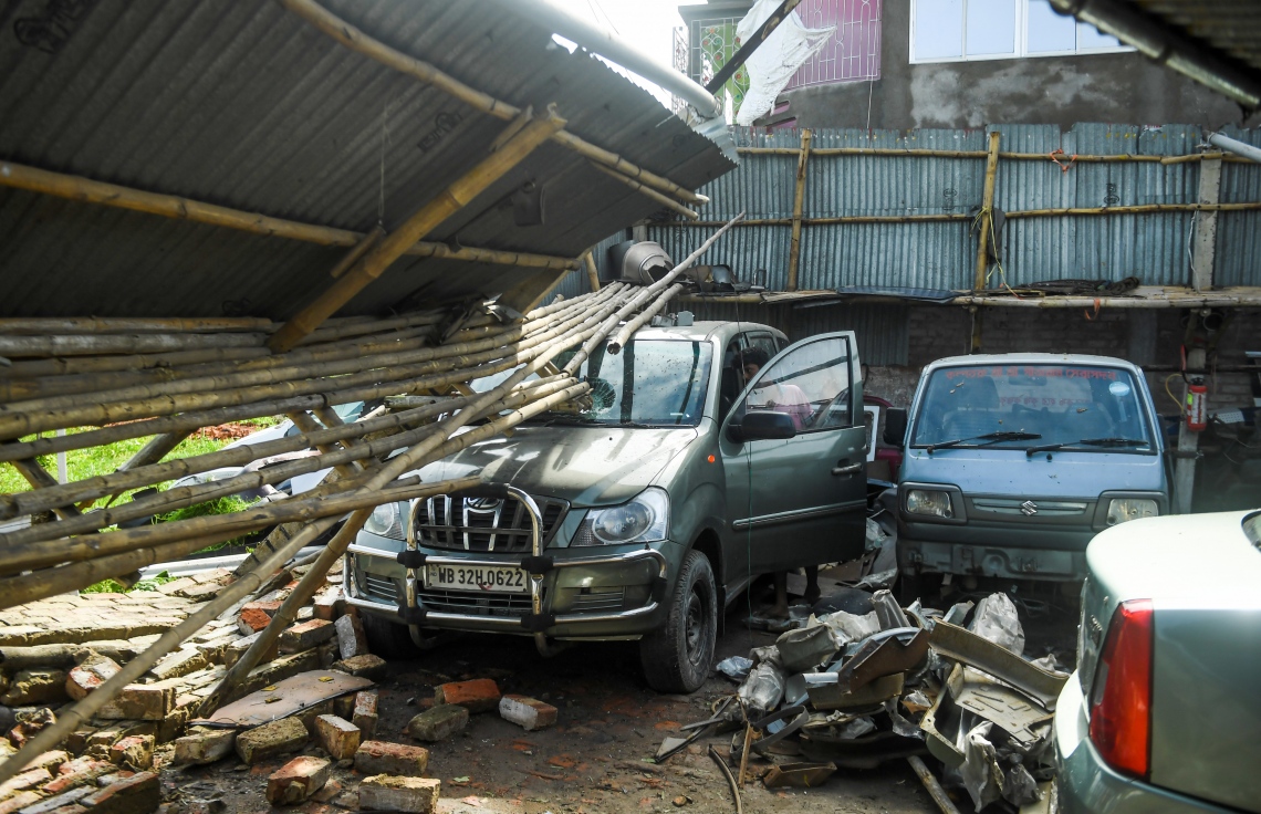 ކަލްކަތާ - މެއި 21، 2020: ތޫފާން އަމްފާންގައި ގަރާޖެއްގައި ހުރި ކާރުތަކަށް ގެއްލުން ލިބިފައި. --ފޮޓޯ:އޭއެފްޕީ