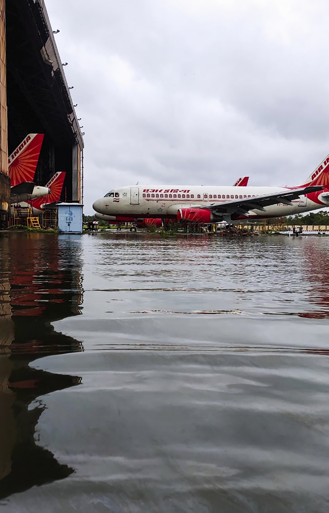 ކަލްކަތާ - މެއި 21، 2020: ތޫފާން އަމްފާންގައި ކަލްކަތާގެ އެއާޕޯޓުގައި ފެންބޮޑުވެފައި. --ފޮޓޯ:އޭއެފްޕީ