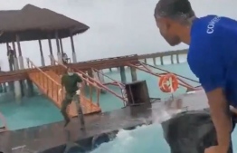 މޫސުން ގޯސް ދުވަހެއްގައި ސިފައިން ޓެސްޓް ކިޓްތަކެއް ކަރަންޓިން ފެސިލިޓީއަކަށް ހަވާލު ކުރަނީ: އެ އޮޕަރޭޝަނަށް ގިނަ ބައެއްގެ ތައުރީފް ވަނީ ލިބިފައި--