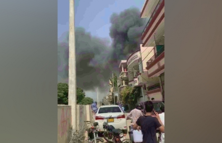 ޕާކިސްތާނުގެ ބޯޓެއް އިމާރާތްތަކެއްގެ މައްޗަށް ވެއްޓިއްޖެ