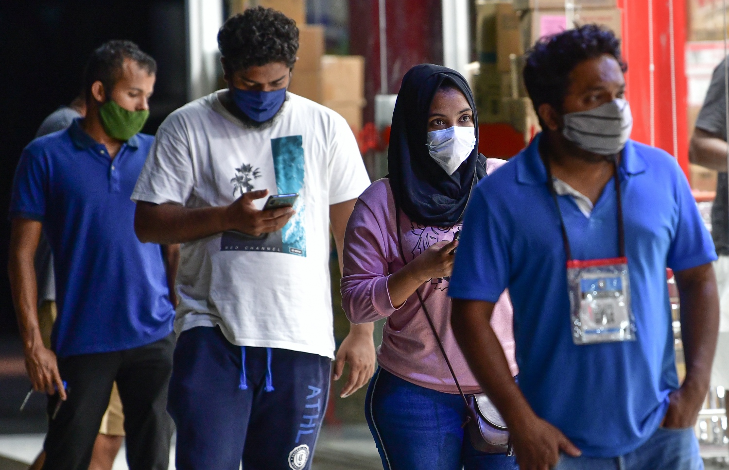 ލޮކްޑައުންގައި ވަކި ހުއްދައެއް ހޯދައިގެން އާންމުން ވިޔަފާރިކުރަން ކިއޫ ޖެހިފައި: ރައްޔިތުން ތިބީ އަމުރަށް ކިޔަމަންވެގެން - ފޮޓޯ: ނިޝާން އަލީ / މިހާރު