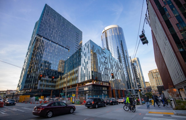 އެމެޒޯންގެ އޮފީސް އިމާރާތެއް ގެދޮރުނެތް މީހުންނަށް ދީފި