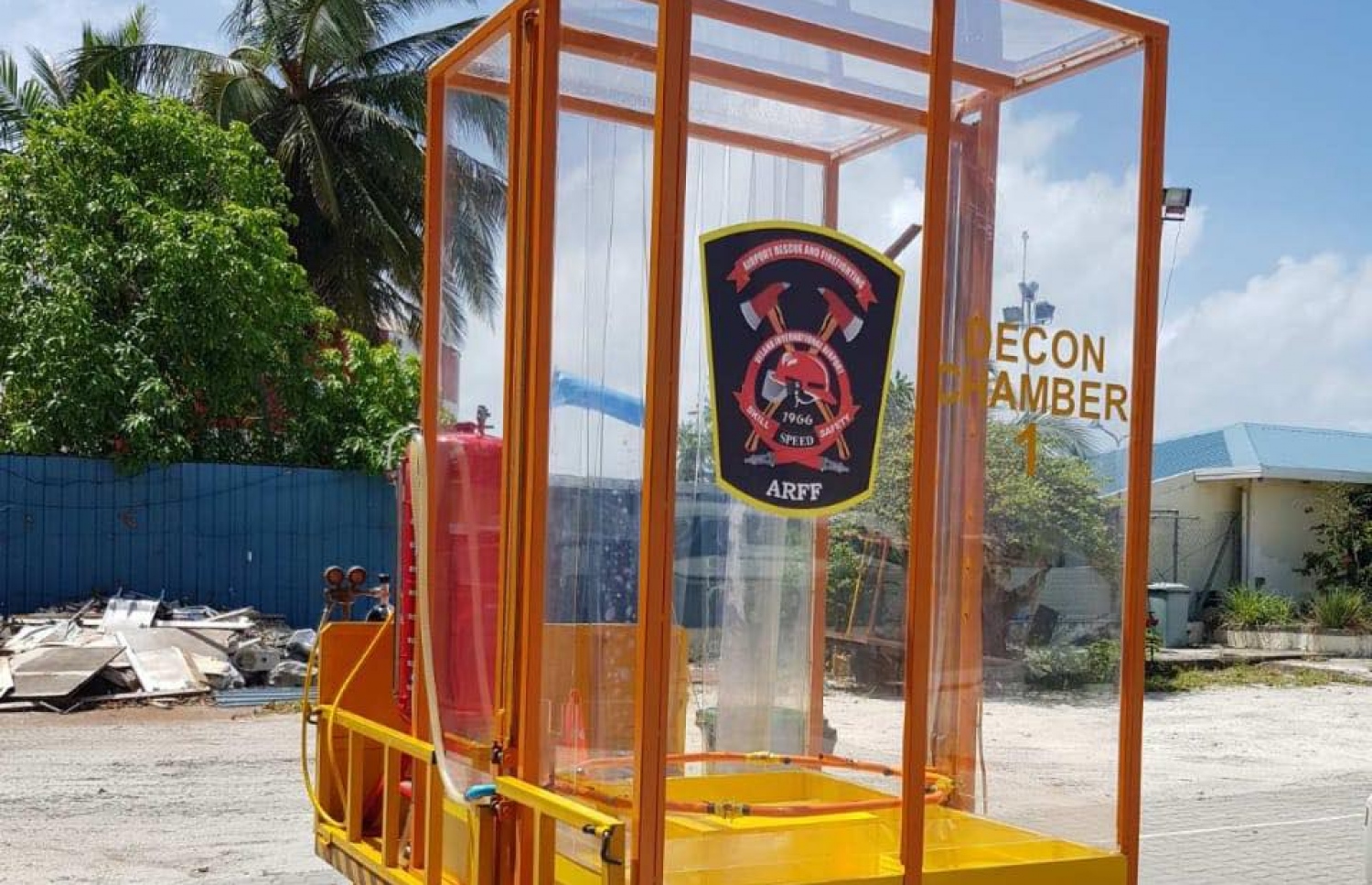 ފަޔާމަނުން ޑިސްއިންފެކްޓް ކުރުމަށް ހާއްސަ ޑީކޯން ޗެމްބަރު. މި ޗެމްބަރަށް ވަނުމުން ލައިގެން ހުންނަ ސޫޓު އޮޓަމެޓިކުން ޑިސްއިންފެކްޓްވާނެ-- ފޮޓޯ: އެމްއޭސީއެލް