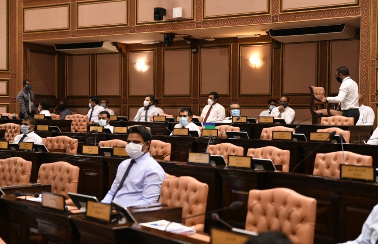 މުވައްޒަފަކު ޕޮޒިޓިވް ވިޔަސް މަޖިލިސް ކުރިއަށް ގެންދާނެ