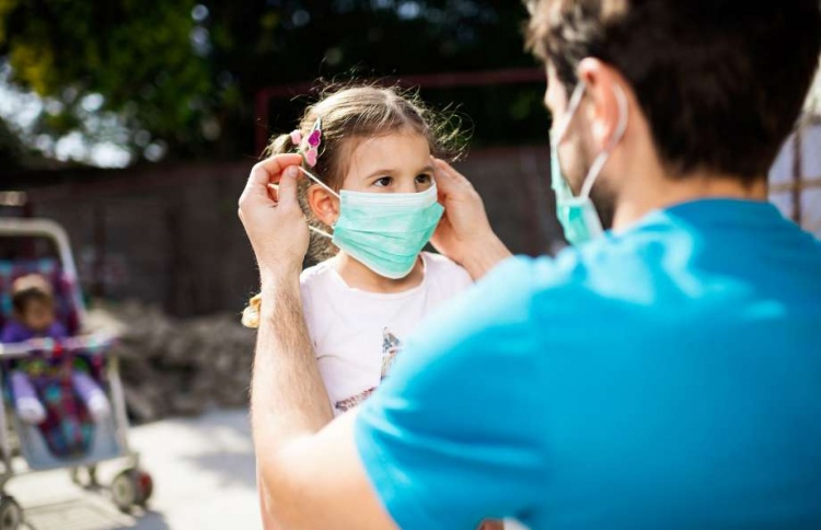 ލަފަޔަކީ ދެ އަހަރު ނުވާ ކުދިން މާސްކް ނޭޅުވުން