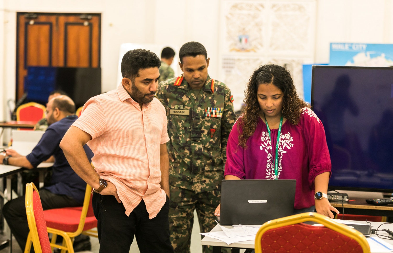 މިނިސްޓަރު އަމީން، ކަރަންޓީން ފެސިލިޓީތަކުގެ އެންމެ ފަހުގެ މައުލޫމާތުތައް ޗެކް ކުރައްވަނީ.