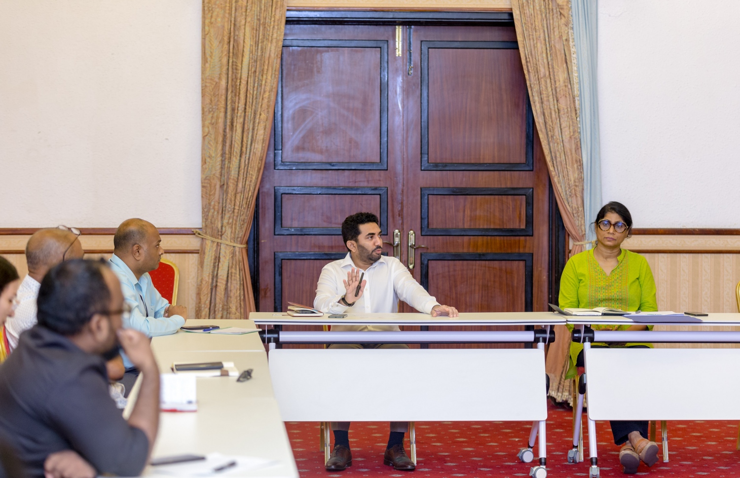 ނޭޝަނަލް ޓާސްކް ފޯހުގެ އިސް ބައެއް ބޭފުޅުންގެ ބައްދަލުވުމެއްގައި އަމީން ވާހަކަ ދައްކަވަނީ.