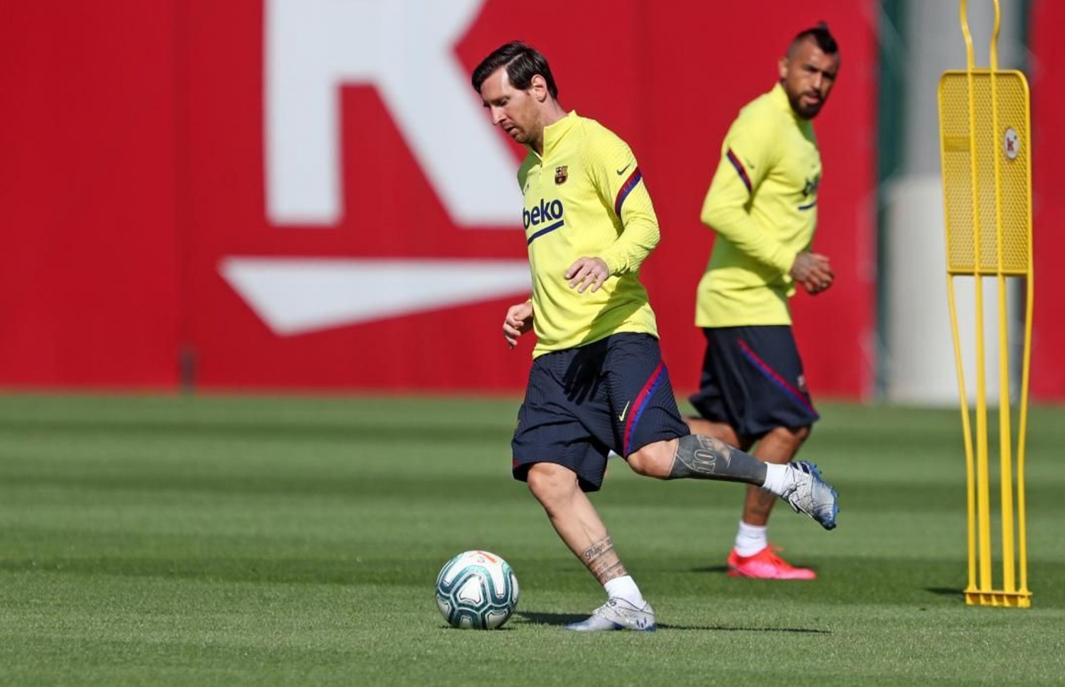 ބާސެލޯނާގެ ޓްރެއިނިންގެ ތެރެއިން މެސީ ބޯޅަ ހިފައިގެން. -- ފޮޓޯ: އޭއެފްޕީ