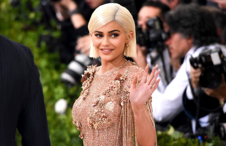 ބިލިއަނަރުންގެ ލިސްޓުން ކައިލީގެ ނަން އުނިކޮށްފި