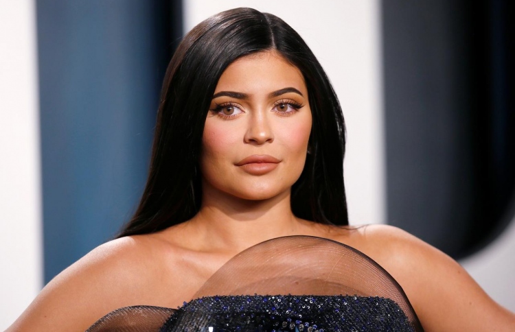 ކައިލީގެ ނަން އަލުން ފޯބްސް އަށް، އެކަމަކު ތަފާތުކޮށް