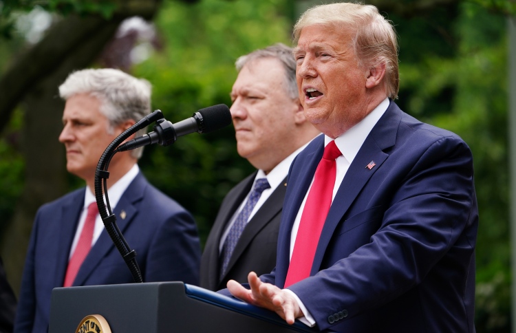 ވައިޓް ހައުސްގެ ރޯޒް ގާޑަންގައި ޓްރަމްޕް ވާހަކަ ދައްކަވަނީ. --ފޮޓޯ:އޭއެފްޕީ