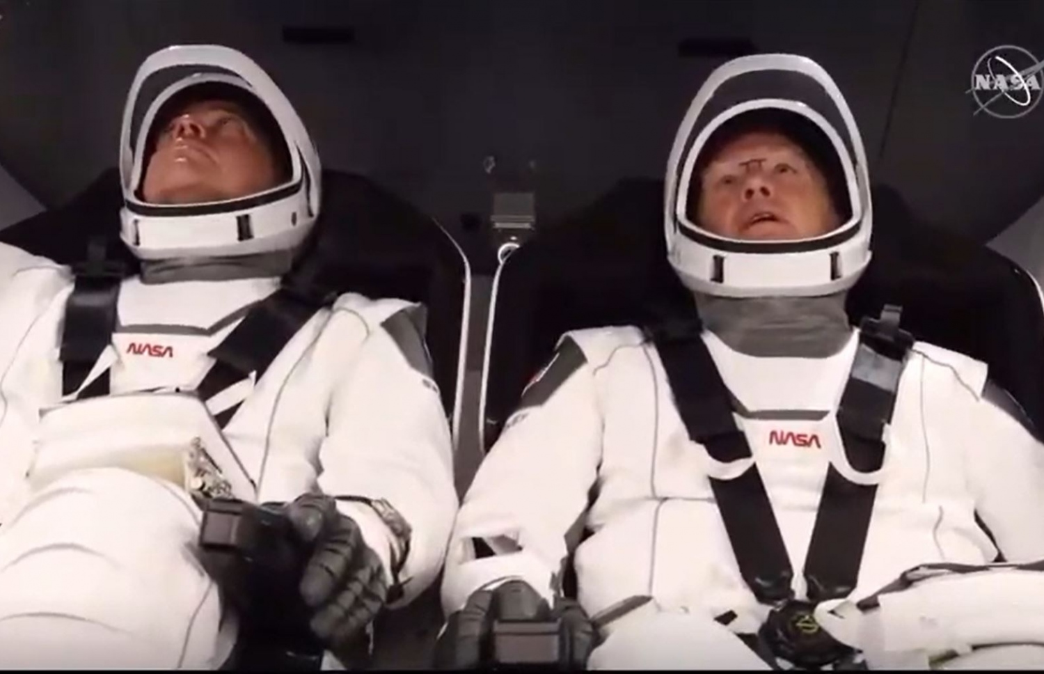 ނާސާގެ ދެ އޮސްޓްރޮނޮޓުން ކަމަށްވާ ބޮބް ބެންކެން (ވ) އާއޮ ހާލީ. --ފޮޓޯ:އޭއެފްޕީ