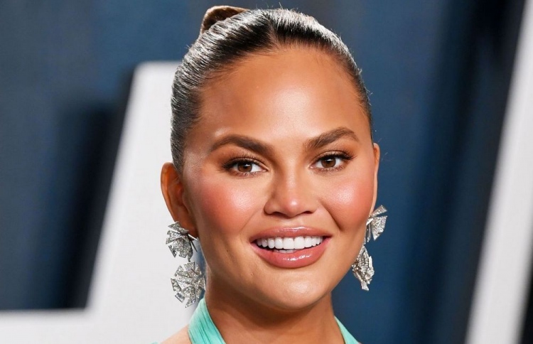 މުޒާހަރާ އަށް ތާއީދުކޮށް މޮޑެލްއަކު ދެ ލައްކަ ޑޮލަރު