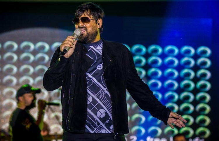 ވާޖިދު ޝޯއެއްގައި ޕަފޯމްކުރަނީ.