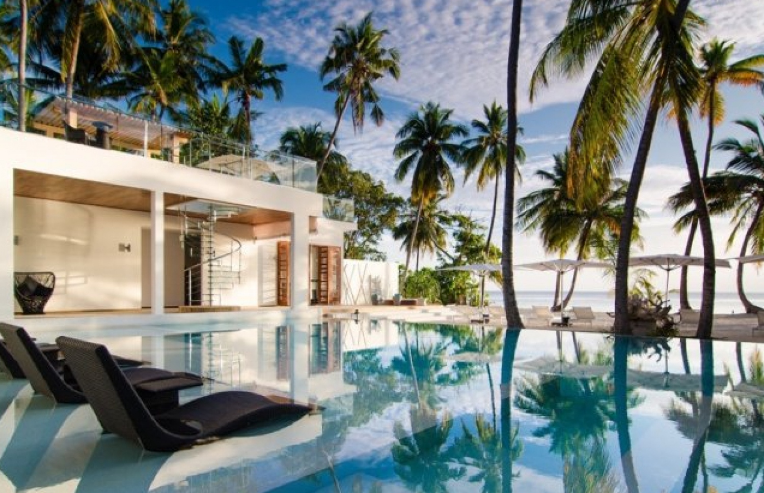 އަމިއްލަ ފުށިން ވިއްކާ ވިލާއެއްގެ ޕޫލް އޭރިއާ-- ފޮޓޯ: އަމިއްލަ ފުށި