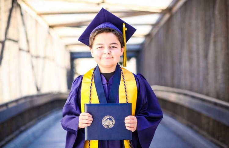 އުމުރުން 13 އަހަރުގައި ހަތަރު އެސޯސިއޭޓް ޑިގްރީ