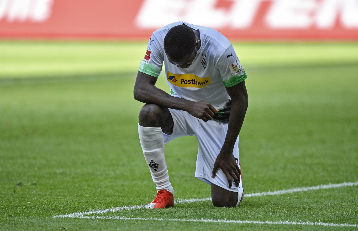 މާކަސް ތުރާމް ރޭގެ މެޗުގެ ތެރެއިން ފްލޮއިޑްގެ ހަނދާނުގައި ނީ ޓްރިބިއުޓް އެއް ދެނީ.