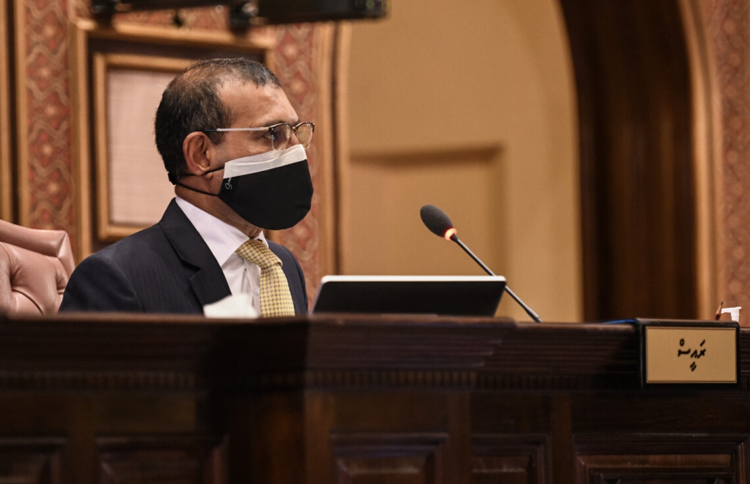 ރައްޔިތުންގެ މަޖިލީހުގެ ޖަލްސާއެއްގެ ރިޔާސަތު ނަޝީދު ބަލަހައްޓަވަނީ: ގާނޫނުއަސާސީ އަށް ބަދަލު ގެންނަން މިދިޔަ މަހުގެ 29 ވަނަ ދުވަހުގެ ރޭ މެންދަމު ބޭއްވި ޖަލްސާގައި މެމްބަރު ޝިޔާމް މަޖިލީހުގެ ތަޅުމުން ނެރުމުގައި ނަޝީދު އަމަލުކުރެއްވީ ގަވައިދާ ޚިލާފަށް ކަމަށް އެހެން މެމްބަރުން ވެސް ވިދާޅުވޭ.---ފޮޓޯ: މަޖިލިހުގެ އިދާރާ