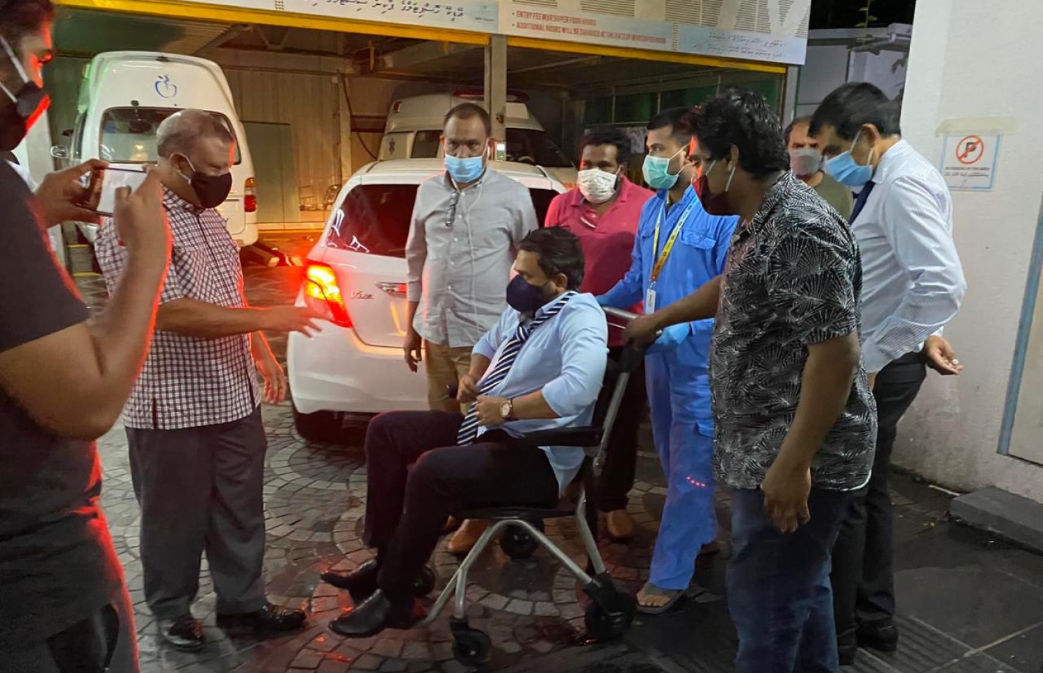 ނައިފަރު ދާއިރާގެ މެމްބަރު ޝިޔާމަށް އަނިޔާވެގެން އޭޑީކޭ ހޮސްޕިޓަލަށް ގެންދަނީ.