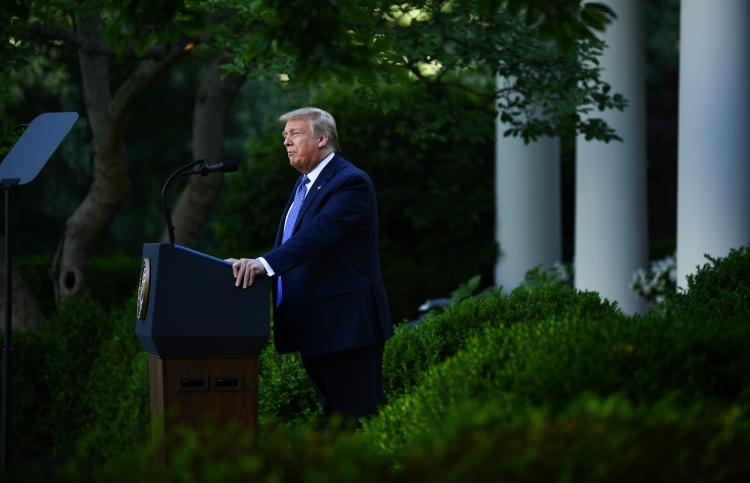 މުޒާހަރާތައް ހޫނުވެ ބަންކަރަށް ޓްރަމްޕް ވައްދަން ޖެހުނު