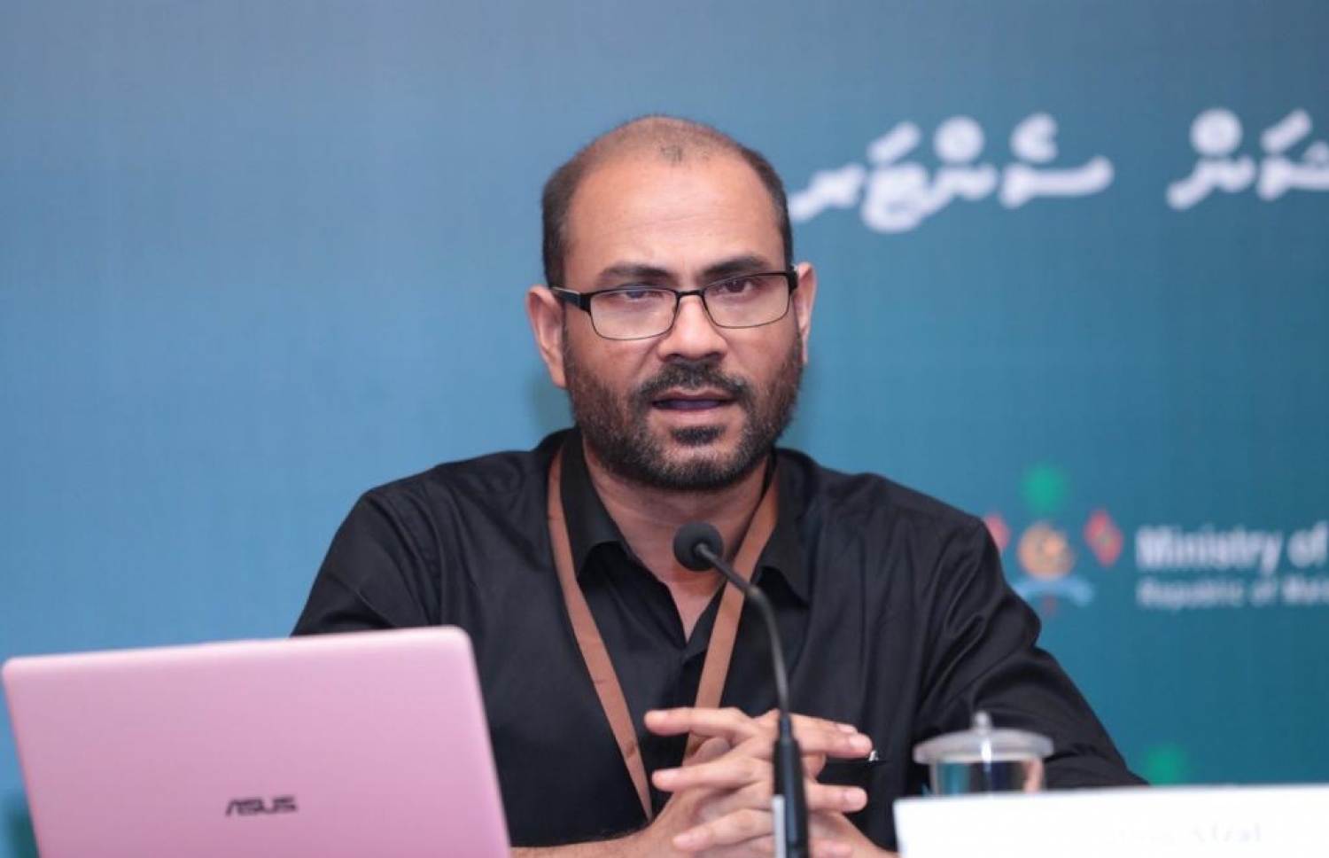 މިރޭގެ މީޑިއާ ބްރީފިންގައި ޑރ. އަފްޒަލް ވާހަކަ ދައްކަވަނީ.