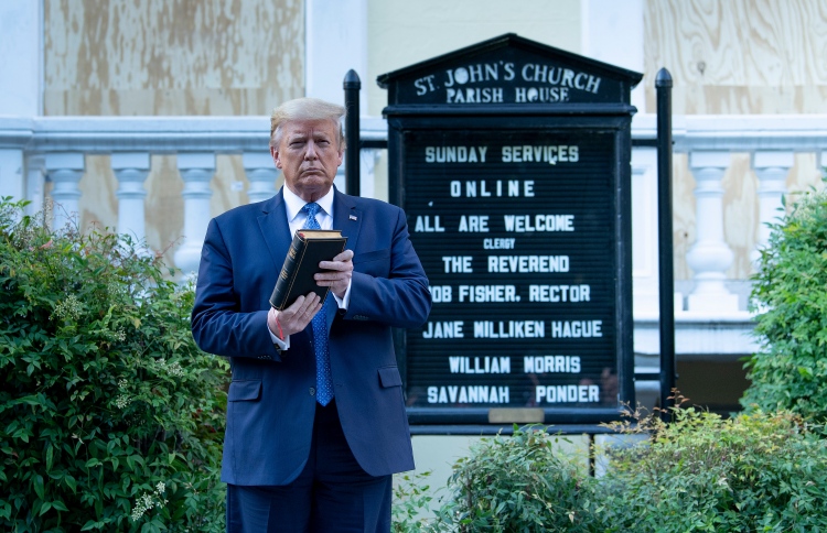 ފައްޅިއަށް ޓްރަމްޕް ވަޑައިގަތީ ފިނޑި ނޫންކަން ދައްކަން