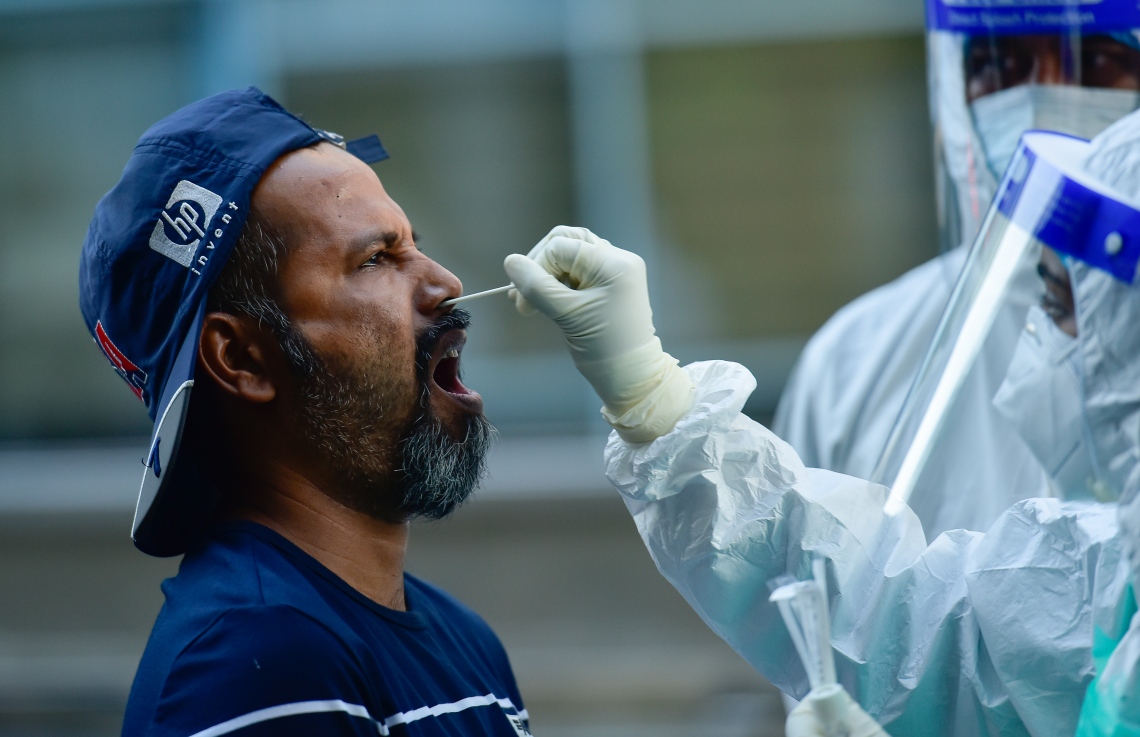 ކޮވިޑް-19 މާލެ ތެރެއިން ރެންޑޮމް ސާމްޕަލް ނަގަނީ -- ފޮޓޯ: އަހުމަދު އަވްޝަމް އިލްޔާސް/ މިހާރު