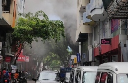 Thick smoke clogging up Majeedhee Magu, from the fire that broke out at the second floor of Exceed shop. PHOTO: MIHAARU FILES