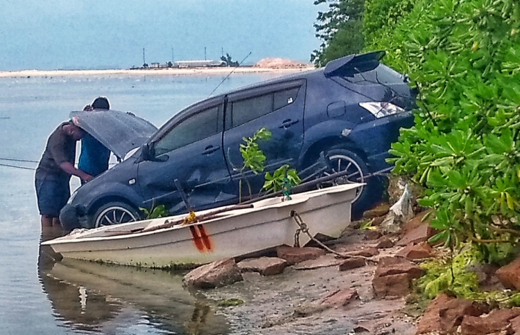 ދެ ކާރު އެކްސިޑެންޓުވެ، އެއް ކާރު ވެއްޓުނީ މޫދަށް