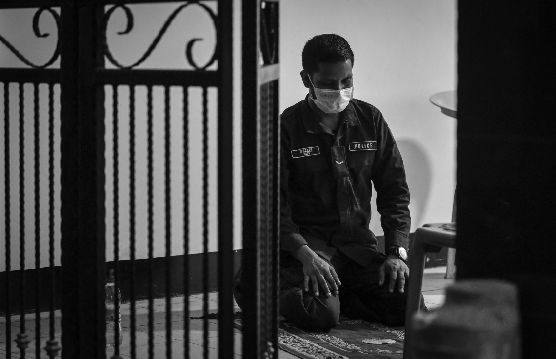 މާލެ: މޭއި 6، 2020:މާލެ ލޮކްޑައުން ތެރޭގައި ކަރަންޓީނު ކޮށްފައި ހުރިގެއެއްގައި ފޯރިމަރަން ހުރި ފުލުހަކު ނަމާދު ކުރަނީ.-- ފޮޓޯ: ނިޝާން އަލީ/ މިހާރު