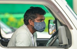 A driver wears a face mask as a precaution against COVID-19. PHOTO/MIHAARU