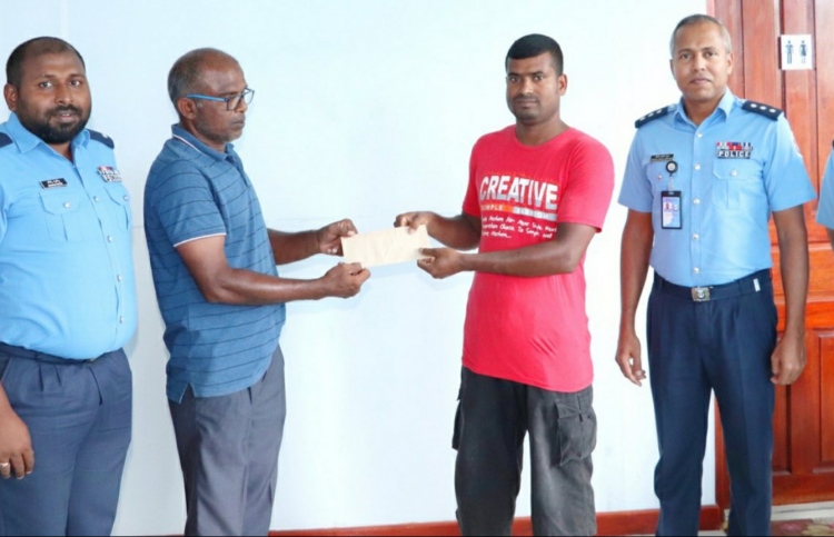 މަގުމަތިން ހޮވި ފައިސާ ހަވާލުކުރި މީހާ އަށް ޝުކުރު