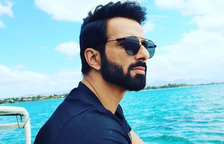 ސިޔާސީ ދާއިރާ އަށް ނުކުންނާކަށް ނޫޅެން: ސޯނޫ