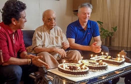 In this handout picture taken on January 26, 2020 and received as a courtesy of cricket umpire Marcus Dominic Couto, former cricketers India's Sachin Tendulkar (L) and Australia's Steve Waugh celebrate the 100th birthday of world's oldest first-class cricketer India's Vasant Raiji (C) at his residence in Mumbai. - Vasant Raiji, the world's oldest first-class cricketer, died aged 100 in Mumbai on June 13, his son-in-law Sudarsahan Nanavata told Indian media. (Photo by FAMILY HANDOUT / Marcus Dominic Couto / AFP) / RESTRICTED TO EDITORIAL USE - MANDATORY CREDIT "AFP PHOTO / Courtesy of Marcus Dominic Couto" - NO MARKETING NO ADVERTISING CAMPAIGNS - DISTRIBUTED AS A SERVICE TO CLIENTS --- NO ARCHIVE ---