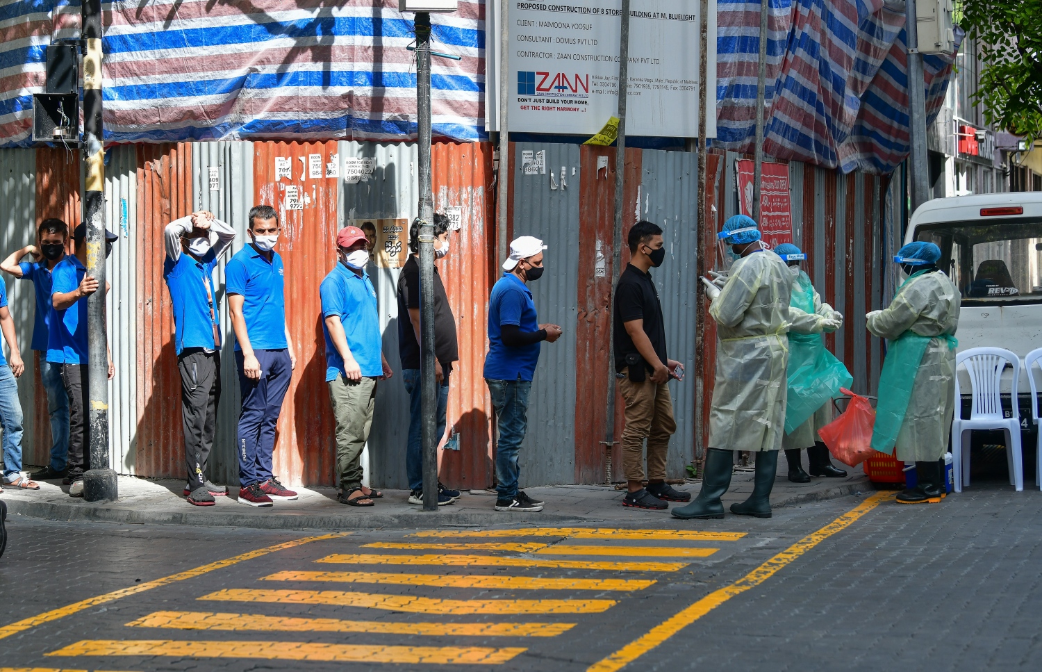 ކޮންސްޓްރަކްޝަން މަސައްކަތްކުރާ ތަނެއްގައި ތިބި ބައެއްގެ ރެންޑަމް ސާމްޕަލް ނަގަނީ-- ފޮޓޯ: ނިޝާން އަލީ /މިހާރު