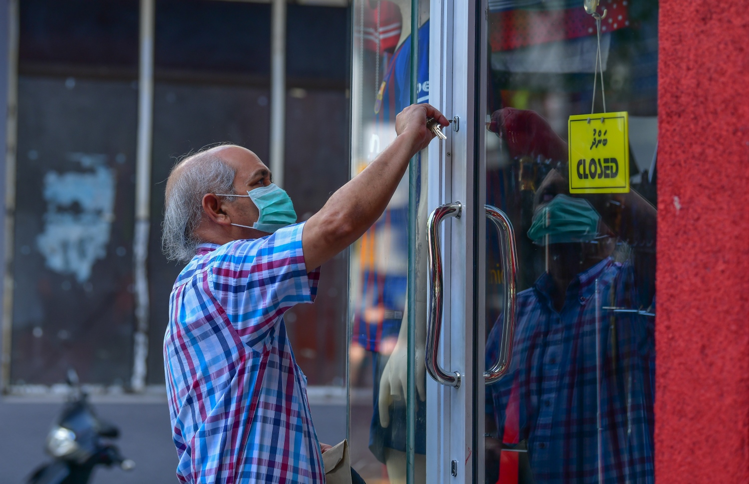 މަޖީދީ މަގު ފިހާރައެއް މިއަދު ހުޅުވަނީ: ދެ މަހަށް ފަހު ފިހާރަތައް ހުޅުވުމުގެ ހުއްދަ ވަނީ ދީފައި. --ފޮޓޯ: ނިޝާން އަލީ/މިހާރު