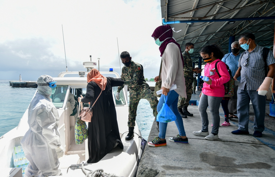 މާލެ: ޖޫން 15، 2020: ދެ މަހުގެ ބަންދަކަށް ފަހު، މާލެއިން ރަށް ރަށަށް ދިއުމަށް ވިލިގިލި ޓާމިނަލުގައި ތިބި ބަޔަކު އެމްއެންޑީއެފްގެ އެހީތެރިކަމާއެކު ލޯންޗަށް އަރަނީ-- ފޮޓޯ: ނިޝާން އަލީ /މިހާރު