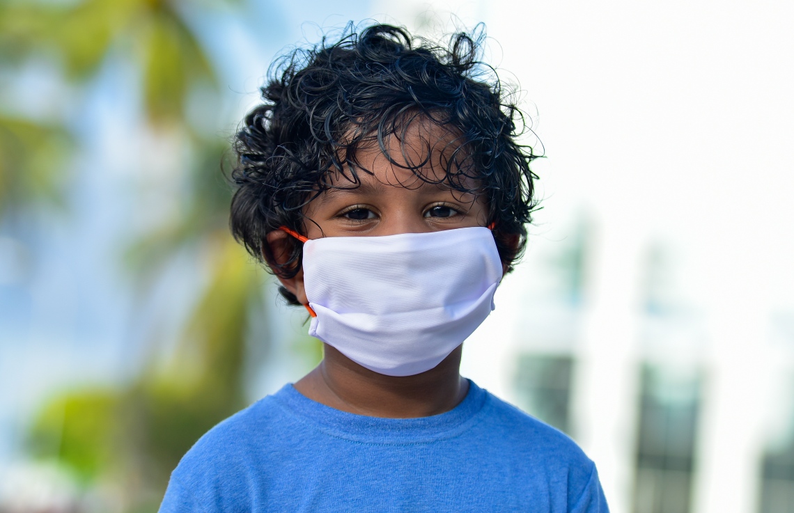 މާލެ: ޖޫން 15، 2020- ދެ މަސް ދުވަހުގެ ލޮކްޑައުން އަކަށް ފަހު، އެޗްޕީއޭ އިން ދިން ބޮޑު ލުޔާއެކު، އާއިލާ އެކު ބޭރުތެރޭގައި ވަގުތު ހޭދަކޮށްލަން ޖުމްހޫރީ މައިދާނަށް ދިޔަ ކުއްޖަކު މާސްކް އަޅައިގެން.---ފޮޓޯ: އަހުމަދު އަވްޝަން/މިހާރު