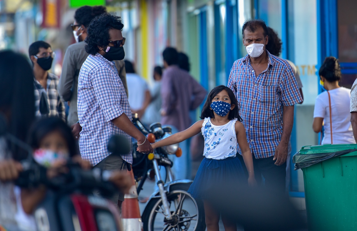 މާލެ: ޖޫން 15، 2020- މިއަދު ހަވީރު މާލޭގެ މަގުތަކާއި މައިޒާންތަކުން މުޅިން ވެސް ފެނުނީ އާއިލީ އުފާވެރިކަމުގެ މިފަދަ މަންޒަރުތައް: ދެ މަސް ދުވަހުގެ ލޮކްޑައުންއަކަށް ފަހު، އެޗްޕީއޭ އިން ދިން ބޮޑު ލުޔާއެކު، ގިނަ އާއިލާތަކުން މިއަދު ހަވީރު މަގުމައްޗަށް ނުކުތް.---ފޮޓޯ: އަހުމަދު އަވްޝަން/މިހާރު