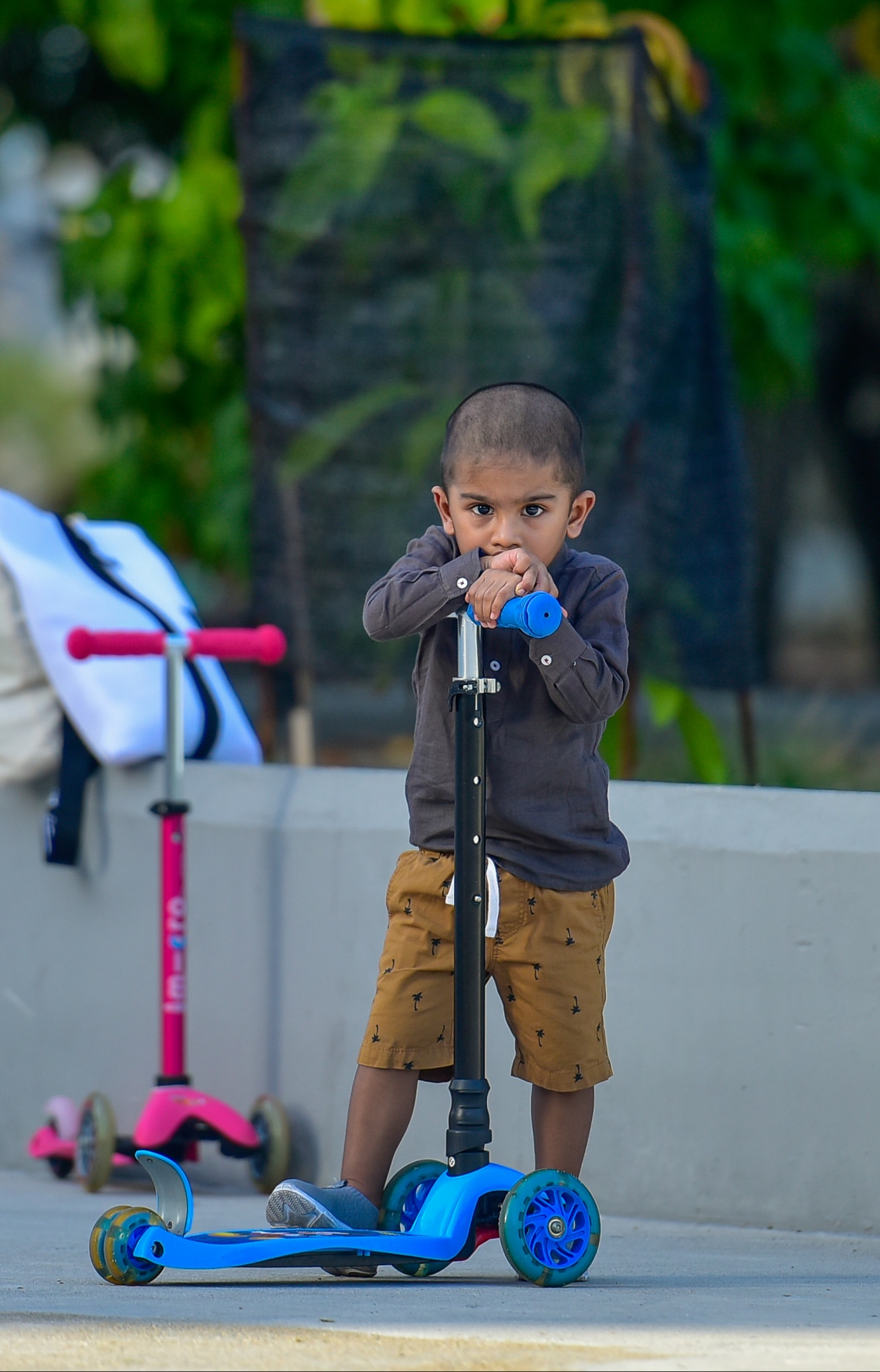 މާލެ: ޖޫން 15، 2020- ހެންވޭރު އާޓިފިޝަލް ބީޗް ސަރަހައްދުގައި ކުޑަކުއްޖަކު ކުޅެނީ: ލޮކްޑައުން އަށް ދިން ލުއިތަކާ އެކު، ކުޑަކުދިންނަށް ބޭރުތެރޭގައި އުޅެވޭނީ ކޮންމެ ދުވަހެއްގެ ހަވީރު 4 ން 6 އަށް.---ފޮޓޯ: އަހުމަދު އަވްޝަން/މިހާރު