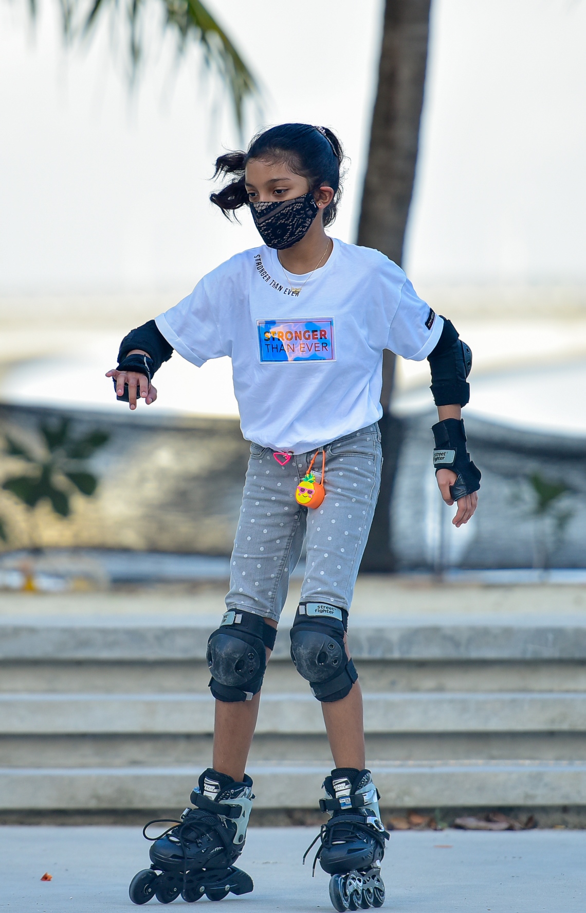 މާލެ: ޖޫން 15، 2020- ހެންވޭރު އާޓިފިޝަލް ބީޗް ސަރަހައްދުގައި ކުޑަކުއްޖަކު ސްކޭޓް ކުރަނީ: ލޮކްޑައުން އަށް ދިން ލުއިތަކާ އެކު، ކުޑަކުދިންނަށް ބޭރުތެރޭގައި އުޅެވޭނީ ކޮންމެ ދުވަހެއްގެ ހަވީރު 4 ން 6 އަށް.---ފޮޓޯ: އަހުމަދު އަވްޝަން/މިހާރު