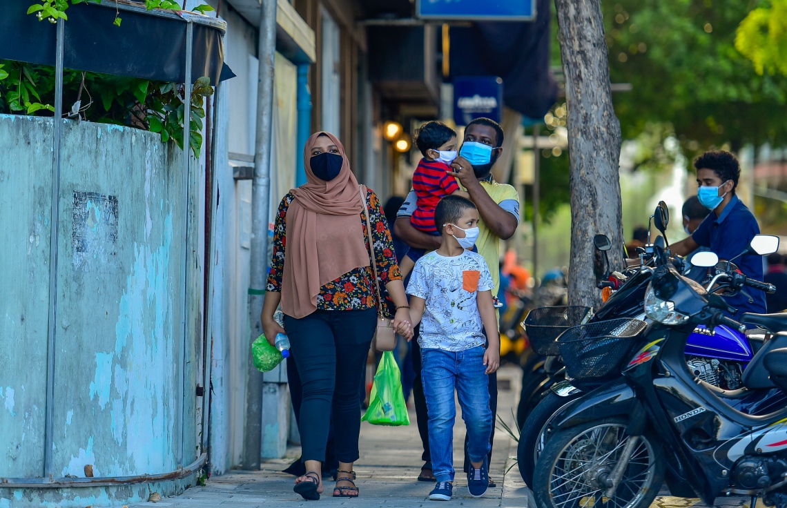 މާލެ: ޖޫން 15، 2020- މިއަދު ހަވީރު މާލޭގެ މަގުތަކާއި މައިޒާންތަކުން މުޅިން ވެސް ފެނުނީ އާއިލީ އުފާވެރިކަމުގެ މިފަދަ މަންޒަރުތައް: ދެ މަސް ދުވަހުގެ ލޮކްޑައުންއަކަށް ފަހު، އެޗްޕީއޭ އިން ދިން ބޮޑު ލުޔާއެކު، ގިނަ އާއިލާތަކުން މިއަދު ހަވީރު މަގުމައްޗަށް ނުކުތް.---ފޮޓޯ: އަހުމަދު އަވްޝަން/މިހާރު